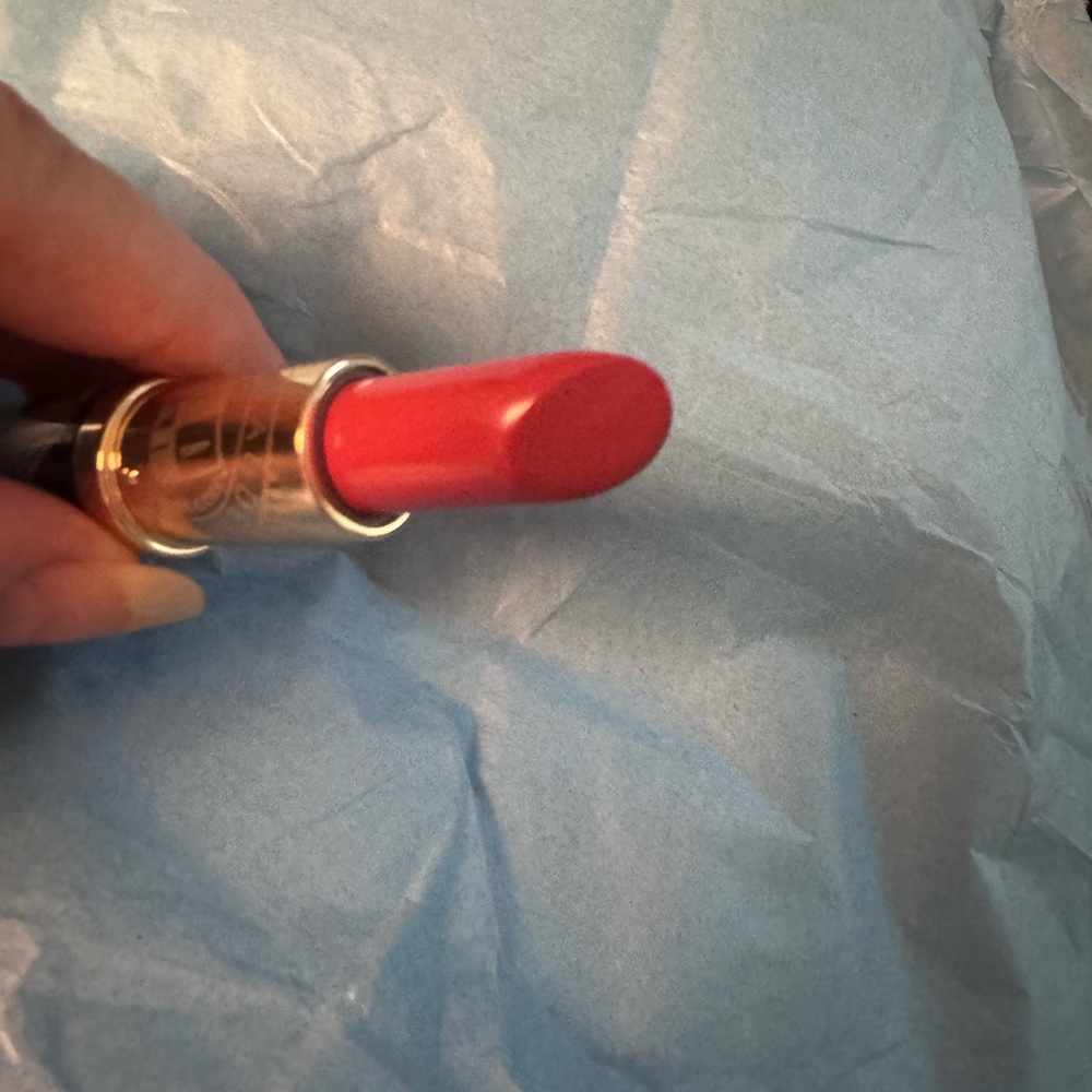 NEW Estée Lauder Limited Edition lipstick - Picture 4 of 4